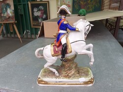 Német porcelán . Lovas szobor .