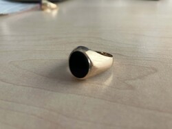 Vintage 14 K fazon arany pecsétgyűrű ónix kővel 5,08 g