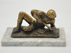 Nehéz bronz katona szobor márvány talppal – aknakereső katona, 3,3 kg