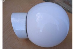 Kültéri , falra szerelhető porcelán + tejüveg búrás lámpa ,E 27 foglalattal , használt .