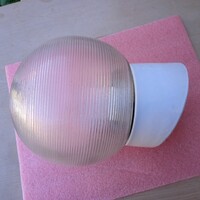 Kültéri , falra szerelhető porcelán + üvegbúrás lámpa ,E 27 foglalattal , használt   .