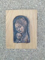Tóth Béla Magyar Madonna, bronz plakett, tölgyfára applikálva.