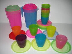 Neon színű műanyag gyerek, party, kemping poharak, tányérok, kancsók csomag