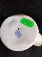 Herendi porcelánból készült, kézzel festett "Pisilő fiú" figura.
