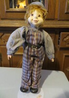 Régi antik porcelán baba fiú 41 cm állványon  svájcisapka kockás nadrág