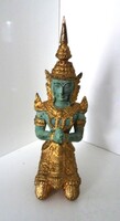 Antik thai Tepphanom szobor, amely egy mitológiai angyalt vagy istenséget ábrázol imádkozó pózban. 
