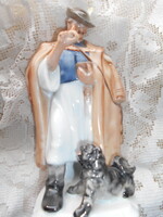 Herendi  vitrin figura Kutyáját etető juhász