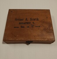 Grüner A. Henrik szövöttáru és fehérnemű nagykereskedő reklám fadoboza, 1900-as évek eleje