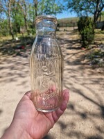 Tejért Tejesüveg (5 dl) bordázott üveg egy kisfiút ábrázol teljes üveget cipelve