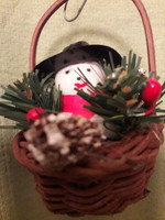 Karácsonyfa díszek gyűjtőknek:Régi 60-as évekbeli hóember kosárban 1. db.