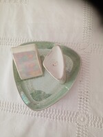 Halványzöld és fehér irizáló eozin- / lüszter mázas hollóházi porcelánok:  2 cigitartó + 1 tálca