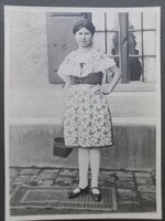 Antik fotó-képeslap – Fiatal lány népviseletben kosárral 1927 8x11cm /250407/