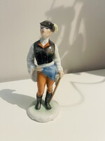 Herendi vándor fiú fokossal figura