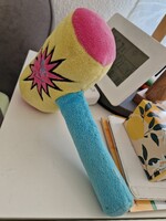 Plüss kalapács, mérete 25 cm, jó állapotban, valamire ráütve üvegcsörömpöléses hangot ad