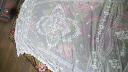 Kb 320 x 170 cm-es , nagyon régi és szép , hímzett  , tüll függöny , sok apró hibával .