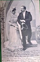 A menyasszony fátyla, a vőlegény cilinderes eleganciája