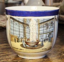 Karlovy Vary szecessziós porcelán emlékcsésze, Vřídlo termálforrás képével, 8x9 cm, lüszteres, ritka
