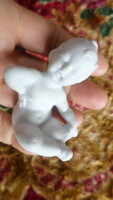 Kb 6,5 x 5,5 cm-es , cuki , nápolyi porcelán figura , sérülésmentes állapotban .