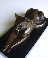 Art Deco bronz fekvő macska szobor márvány talpon – 4,5 kg