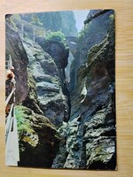 Svájc, Viamalaschlucht, keskeny szurdok a Hinterrhein folyó mentén, postatiszta