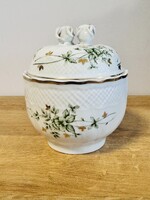 Ez a Hollóházi porcelánból készült bonbonier az ikonikus, zöld tónusú "Erika" mintával van díszítve.