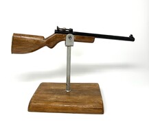 Kisméretű dísz puska, légpuska makett fa talpazaton (37cm) RZ