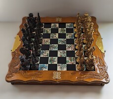 Vintage keleti bronz/sárgaréz sakk-készlet faragott fa táblával és damakészlettel – prémium, nehéz f