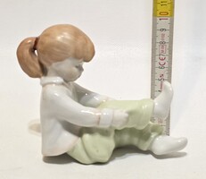 Aquincumi öltözködő kislány porcelán figura (3827)