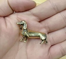 Öntött réz tacskó figura