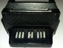 1970'S retro műanyag figurális PAPÍRBOLTOS plasztik ceruza hegyező FEKETE TANGÓHARMÓNIKA
