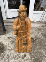 Hatalmas Fából faragott pipázó , kalapos férfi szobor ( 60 cm )