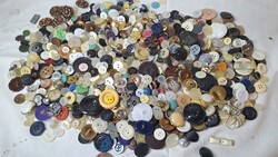 Vintage vegyes gomb csomag 300 -400 darab , 596 gramm  7.