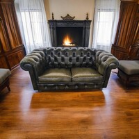 Klasszikus kétszemélyes zöld Chesterfield bőrkanapé