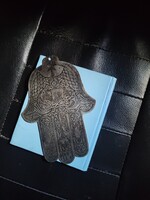 Hamsa-Fatima kéz 16'5x13,5cm héber betű vésés benne.