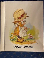 Új állapotú fotó/ képeslap album. Az első oldalra bélyegsarkok lettek ragasztva.10 lapos. 6x10= 60