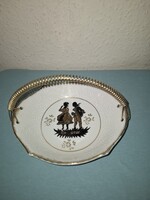 Retro porcelán kinálókosár Barokk sziluett jelenettel, aranyozott peremén finom dombornyomott minta