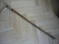 Régi agancsfejes sétabot, túrabot, 11 db. különféle botcímkével 81 cm. 240414