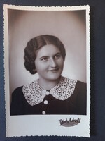 Mosolygó fiatal nő csipkegalléros ruhában – vintage portré, kb. 1930–1940