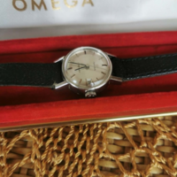 Omega, automata szerkezetű női karóra.