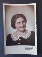 Fiatal nő csipkegalléros ruhában – műtermi portré, kb. 1930–1940