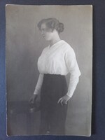 Fiatal nő oldalnézetben – vintage stúdiófotó, kb. 1910–20