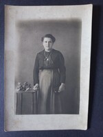 Régi  fotó Női portré – korai 20. századi műtermi fotó, kb. 1910-es évek vége