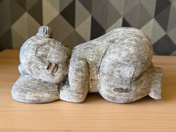 Ázsiai alvó kislány faragott fa figura