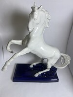 Royal Doux Bohemia ágaskodó porcelán ló kobaltkék talapzaton 31 cm ( bal első lába sérült ! )