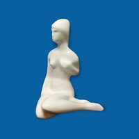 Porcelán ülő női akt figura