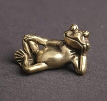 Tömör, öntött réz fekvő béka figura