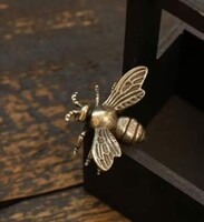 Tömör, öntött réz méhecske figura (antikolt)