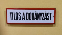 „TILOS A DOHÁNYZÁS!” feliratú, piros szegélyes, retro stílusú zománctábla