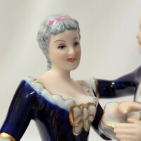 Royal Dux Bohemia kobaltkék rokokó porcelán figuracsoport – Elly Strobach – aranyozott udvarló pár –