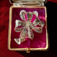 Silver tone big lace bow brooch, with a lot crystal mounted